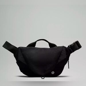 Lululemon UNISEX NWT Curved Crossbody Bag In Black